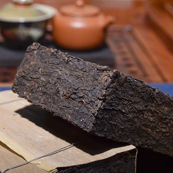 Napravljen je 1998. godine kineski Yunnan pripit Puerh 500 g najstariji Puerh čaj predak starinski med je sladak mutno crveno puerh drevno stablo Puerh čaj